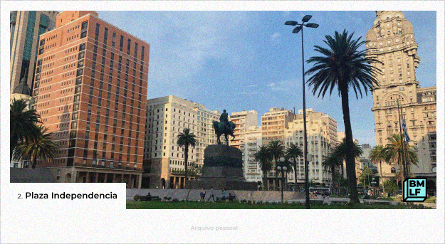 Plaza Independencia em dia de céu azul cercada pelo Palacio Salvo e outros prédiosPrédios ao redor da avenida 18 de julio - O que fazer em Montevideo, Uruguai - Blog Mundo Lá Fora