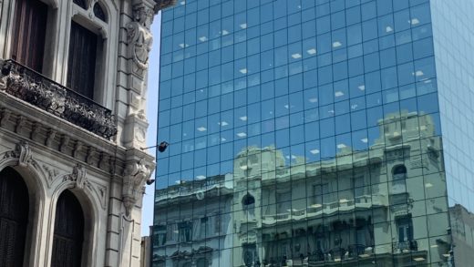 Prédio antigo refletido em edifício moderno - O que fazer em Montevideo, Uruguai