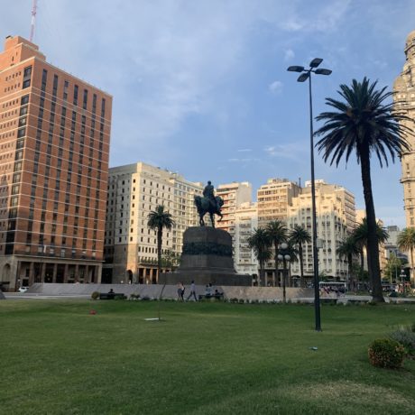 Plaza Independencia em dia de céu azul cercada pelo Palacio Salvo e outros prédiosPrédios ao redor da avenida 18 de julio - O que fazer em Montevideo, Uruguai - Blog Mundo Lá Fora