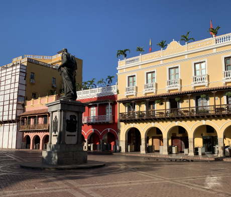 Entrada da cidade amuralhada de Cartagena com prédios históricos e estátua - Blog Mundo Lá Fora
