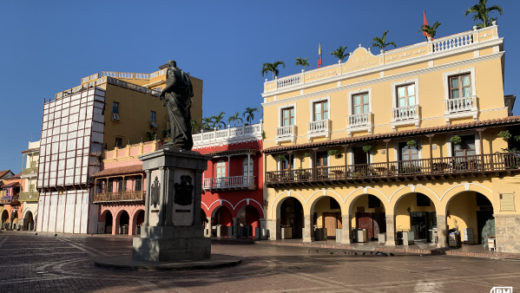 Entrada da cidade amuralhada de Cartagena com prédios históricos e estátua - Blog Mundo Lá Fora