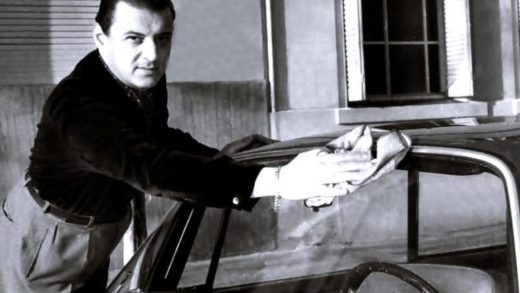 Julio Sosa, cantor de tango Uruguaio, limpando o carro com um pano - Blog Mundo Lá Fora