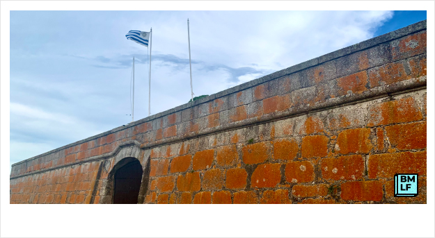Muro da Fortaleza de Santa Teresa com bandeira tremulando, Uruguai