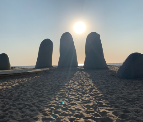 Monumento Los Dedos com o sol, Punta Del Este, Uruguai