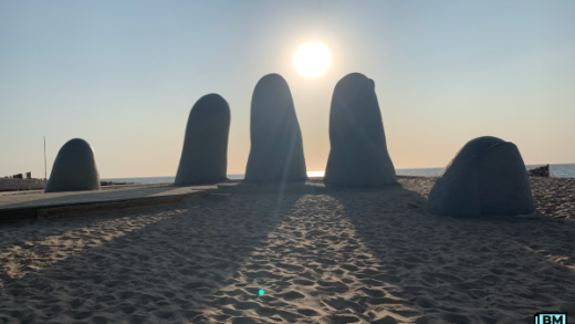 Monumento Los Dedos com o sol, Punta Del Este, Uruguai