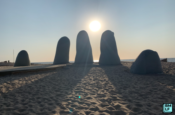 Monumento Los Dedos com o sol, Punta Del Este, Uruguai
