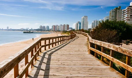 Passagem para pessoas ao lado da praia e prédios ao fundo, Punta del Este, Uruguai