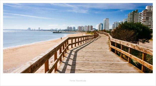 Passagem para pessoas ao lado da praia e prédios ao fundo, Punta del Este, Uruguai