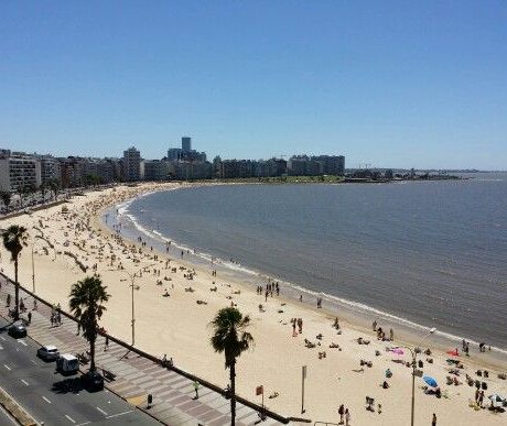 Playa de Pocitos de Montevideo, no Uruguai - Blog Mundo Lá Fora