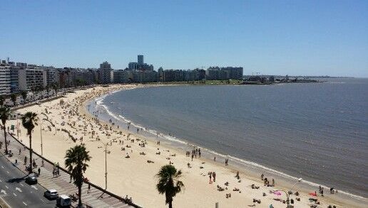 Playa de Pocitos de Montevideo, no Uruguai - Blog Mundo Lá Fora