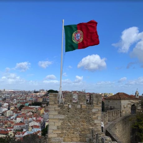 bandeira de portugal ondulando no topo do Castelo de São Jorge, em Lisboa