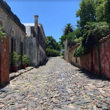 Rua de paralelepípedo e casas históricas de Colonia del Sacramento, Uruguai