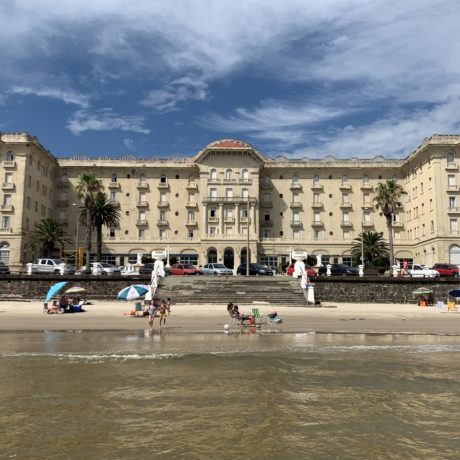 Argentino Hotel desde a praia de Piriapolis no Uruguai