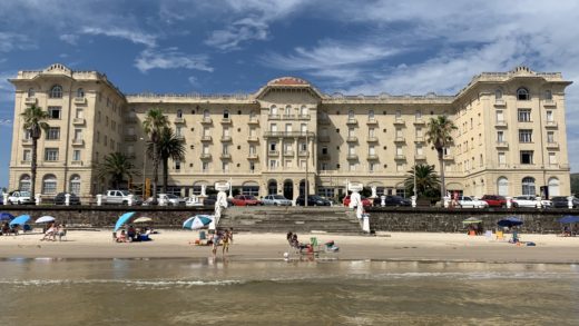 Argentino Hotel desde a praia de Piriapolis no Uruguai