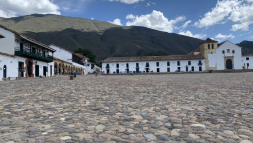Prédios históricos e montanha de Villa de Leyva - Blog Mundo Lá Fora