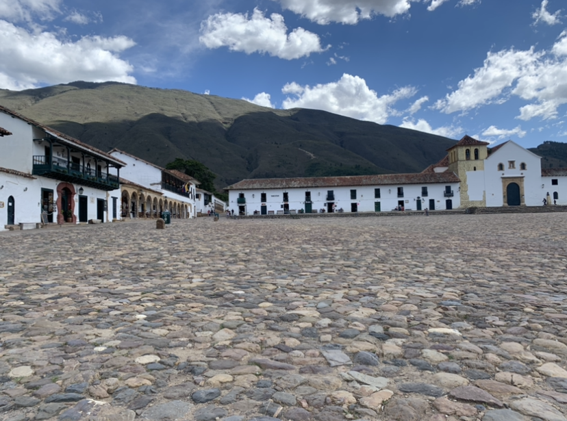 Prédios históricos e montanha de Villa de Leyva - Blog Mundo Lá Fora