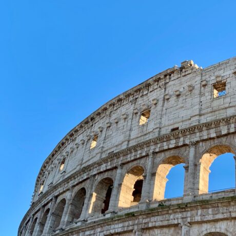 Coliseu de Roma em céu azul ensolarado