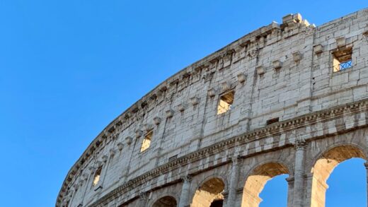Coliseu de Roma em céu azul ensolarado