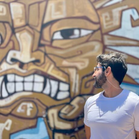 Homem olhando grafite do sol da bandeira da Argentina