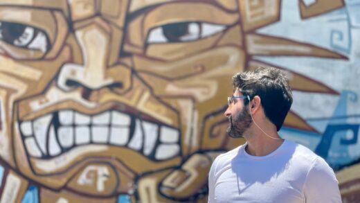 Homem olhando grafite do sol da bandeira da Argentina