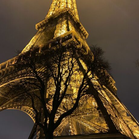 Torre Eiffel em Paris à noite