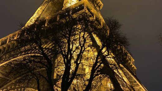 Torre Eiffel em Paris à noite