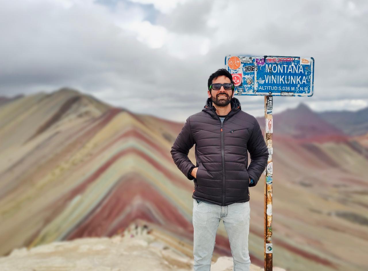 Homem na montanha das 7 cores, em Cusco, no Peru