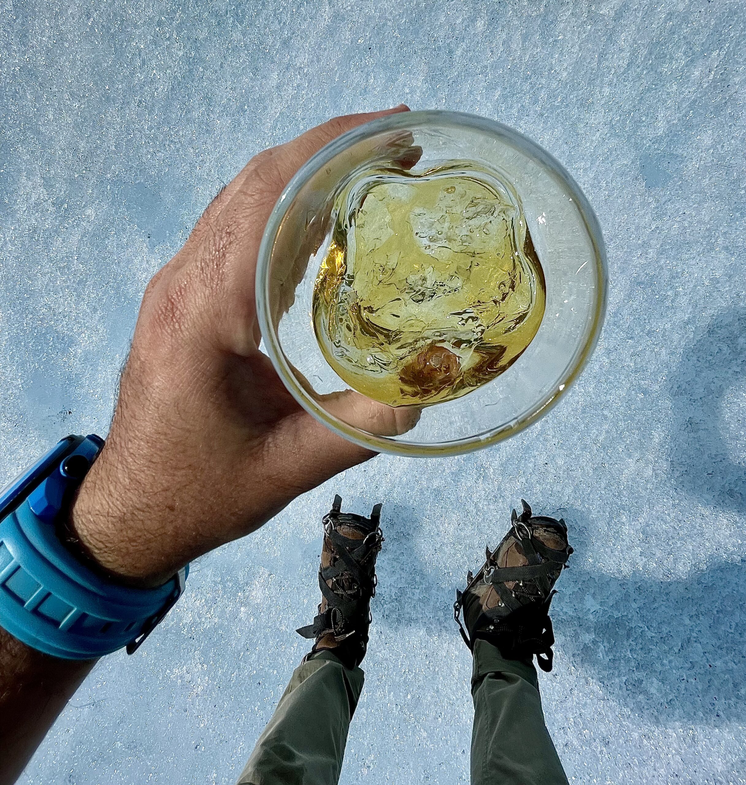 Homem com copo na mão em trekking Glaciar Perito Moreno, em El Calafate