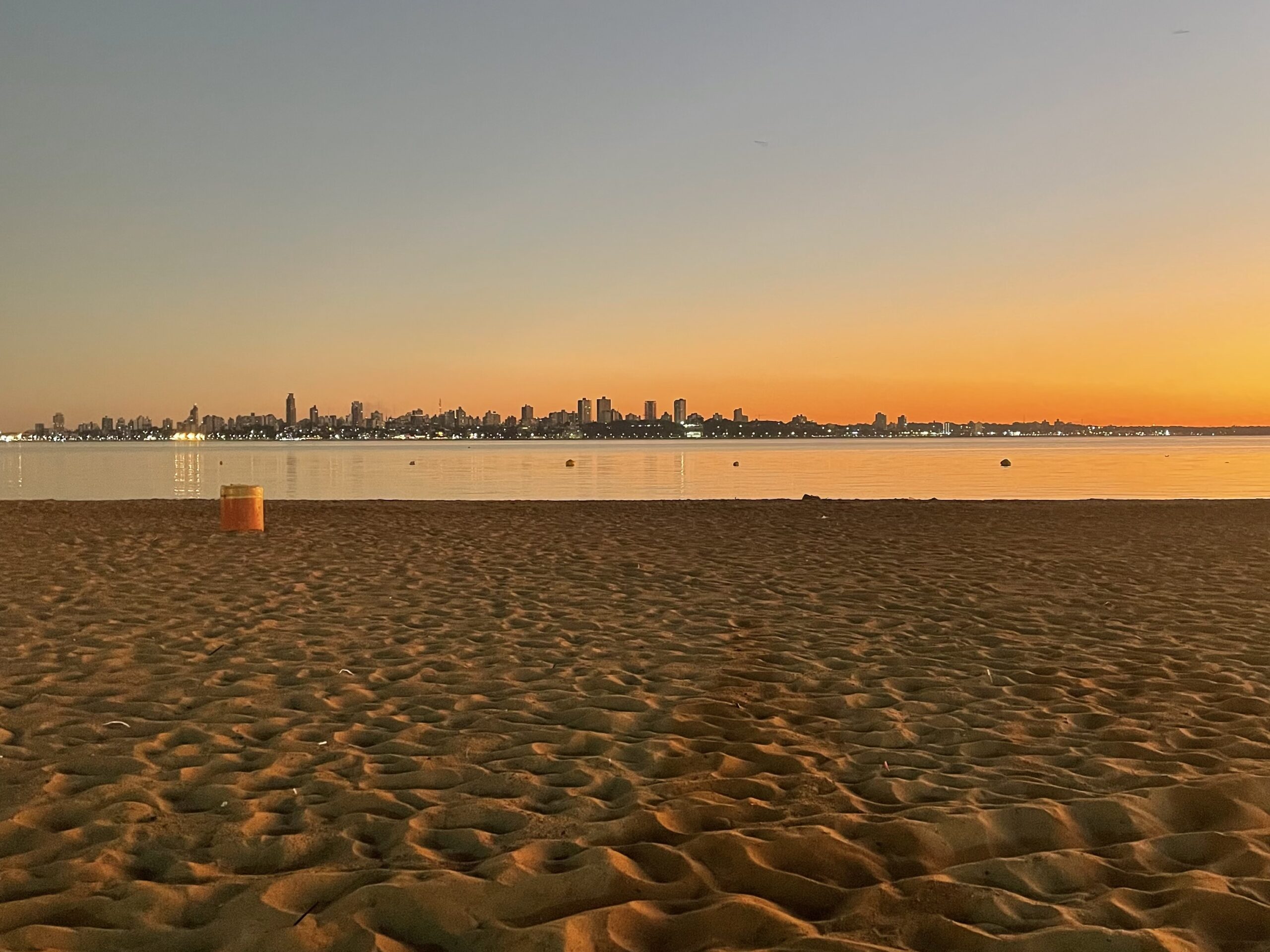 Vista de Posadas, Argentina, desde a praia de Encarnación, Paraguay